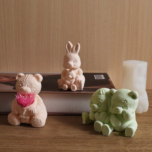 Texture dettagliata di candele a forma di orso e coniglio su un tavolo di legno