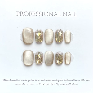 Faux ongles faits main œil de chat champagne avec strass de luxe et cristaux dorés