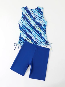 Λεπτομερής όψη του μπλε tie-dye τανκίνι με πλαϊνά κορδόνια και σορτς κολύμβησης
