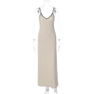 Détail de la robe longue abricot avec décolleté en V et fines bretelles noires contrastées