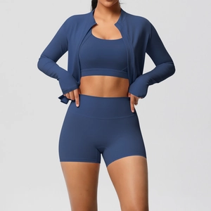 Vue détaillée de l'ensemble de sport 3 pièces avec veste, débardeur et short taille haute