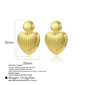 Dettaglio di orecchini a cuore in rame placcato oro 18k con design a strisce verticali