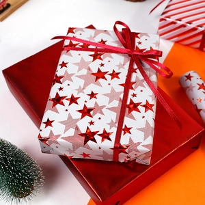 Papier cadeau de Noël de haute qualité avec étoiles rouges et décoration ruban élégante