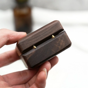 Détail macro d'une boîte à bijoux en noyer brun foncé avec charnières en laiton pur