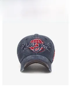 Détail de la casquette en denim délavé bleu marine avec broderie New York rouge