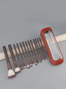Detail van 13 koffiekleurige make-up penselen met zachte haren en een lederen etui