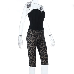Detail von floraler schwarzer Spitze an einem trägerlosen Jumpsuit mit hoher Taille