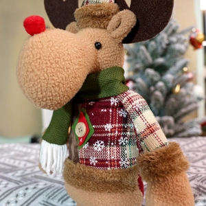 Ausziehbares Weihnachts-Rentier-Stofftier mit Karomantel und Schneeflocken