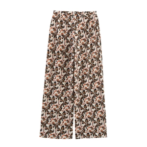 Detailierte Flachbildaufnahme der Damen-Weitbein-Blumenhose mit Vintage-Blattmuster