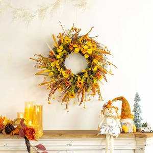 Couronne d'automne avec fleurs jaunes et baies sur une cheminée aux décors automnaux