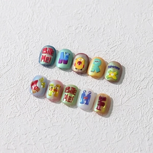 Bunte Cartoon Monster Nagelaufkleber mit Buchstabenmustern und Spooky-Slogans