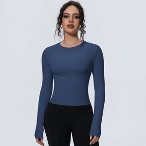 Vue détaillée de face du t-shirt de yoga bleu marine à manches longues et coupe ajustée