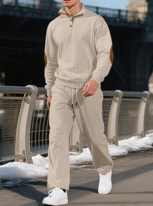 Dettaglio della trama a maglia della tuta beige da uomo con mezza zip e pantaloni casual