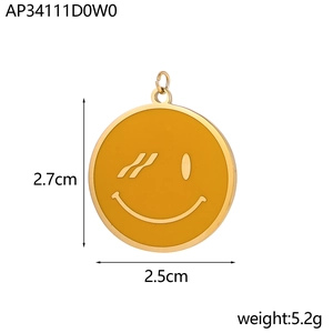 Vue détaillée d'un pendentif smiley en émail jaune avec bord en acier inoxydable doré