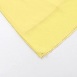 Gros plan sur le tissu en maille jaune montrant les coutures délicates et la texture