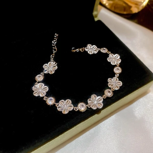 Vue détaillée du bracelet fleur en argent avec zircons sur boîte en velours noir
