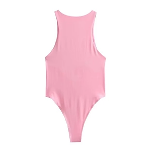 Vista piatta di un body rosa senza cuciture con scollo all'americana e design minimale