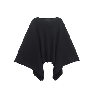 Dettaglio della trama a coste nere sul set top con scollo a V e pantaloni coordinati