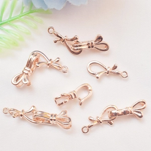 Close-up van elegante roségouden strikconnectoren voor DIY-sieraden en kettingen