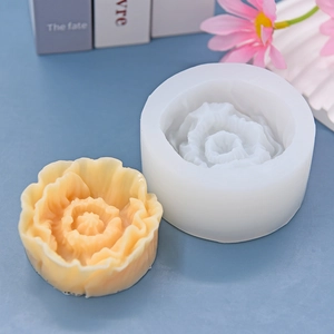Silikonform in Blumenform für DIY-Kerzen und Kuchen mit gelber Blumenprobe