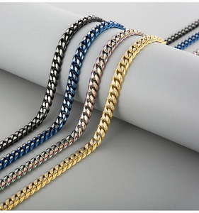 Detail von Panzerketten in Schwarz, Blau, Regenbogen und Gold auf einem Display