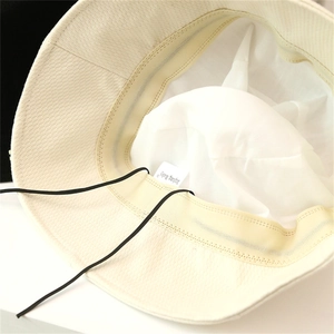 Détail intérieur du chapeau bob gaufré avec bande de sudation et cordon élastique