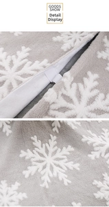 Détail du tapis de sapin de Noël gris en peluche avec motifs flocons et bordure blanche