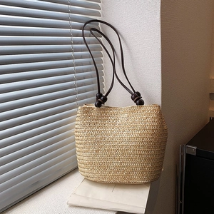 Handgefertigte Stroh Gewebte Eimertasche Mit Holzperlen Magnetverschluss Sommer Strandurlaub Schultertasche Für Damen