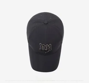 Detail der schwarzen Schnelltrocknende Baseballkappe mit NY-Stickerei und Belüftungslöchern