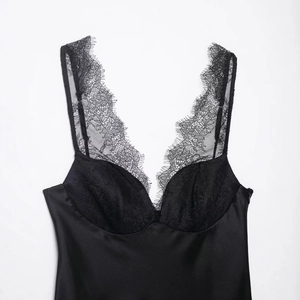 Top caraco sexy en satin noir avec bordure en dentelle cil et fines bretelles réglables