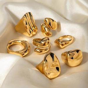 Set di anelli irregolari in acciaio inossidabile placcato oro 18K su raso bianco