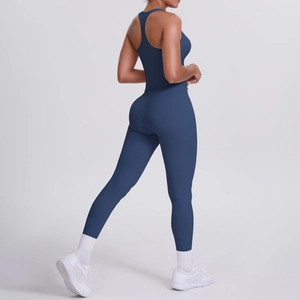 Détail de la brassière de sport dos nageur bleu marine et du legging taille haute de dos