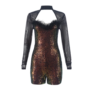 Détail de combishort à paillettes avec manches en tulle et plumes au décolleté
