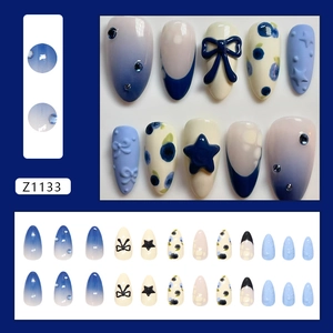 Franse verloop-plaknagels met 3D blauwe strikken, sterren en blauwe bessen strass