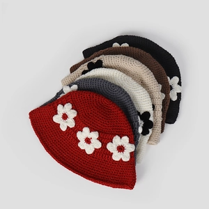 Vue détaillée de chapeaux cloches faits main au crochet avec de jolies fleurs en 3D