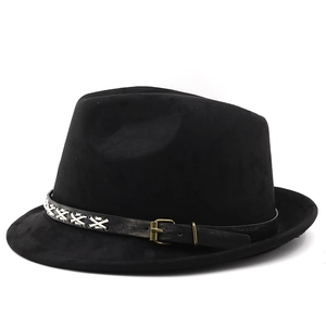 Dettaglio di fedora in feltro nero con fascia in pelle, fibbia in bronzo e cuciture bianche