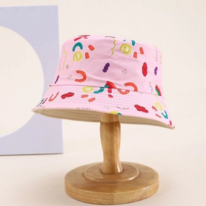 Chapeau bob rose pour enfants avec lettres graffiti colorées et large bord sur socle
