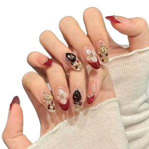 Faux ongles bordeaux élégants avec fleurs 3D et décoration de pierres précieuses rouges