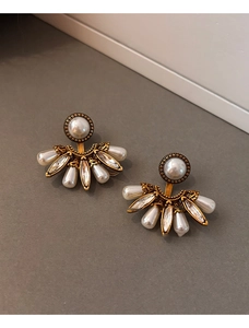 Détails de boucles d'oreilles vintage en éventail avec perles et cristaux dorés chic