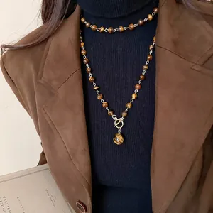 Collana di perle occhio di tigre con ciondolo rotondo e chiusura a T per donna