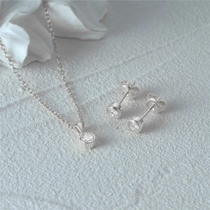 Conjunto de collar y pendientes de plata S925 con circonitas redondas sobre piedra blanca