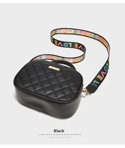 Detail einer schwarzen Stepptasche mit Doppelreißverschluss und LOVE-Schultergurt