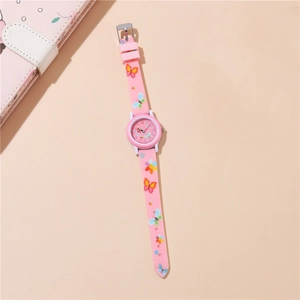 Détail d'une montre enfant rose avec bracelet silicone papillon et cadran à chiffres