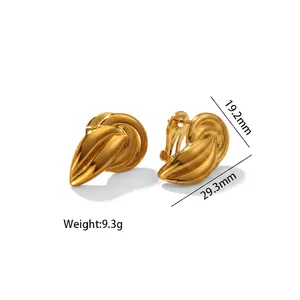 Vue détaillée des boucles d'oreilles feuilles torsadées dorées de 19,2 mm x 29,3 mm