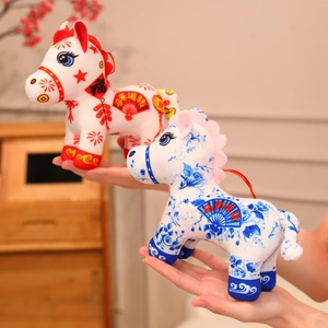 Mascota de peluche del Año del Caballo estilo chino en diseños de papel y porcelana.