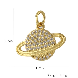 Spécifications de taille pour le pendentif Saturne doré serti de zircons blancs