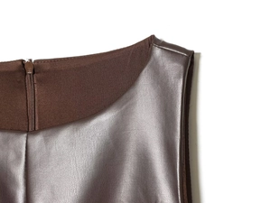 Macro della texture in pelle marrone scuro con cerniera invisibile di alta qualità