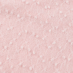 Détail du tissu en maille dentelle rose avec textures 3D décoratives et fibres douces