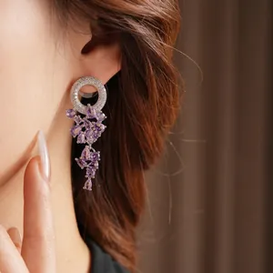Orecchini pendenti in argento con zirconi viola in un raffinato design geometrico