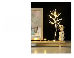 Détail d'un cadre photo LED en bois avec base rotative et décor de chiot mignon